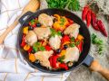 Куриные бедра на сковороде: простой рецепт с овощами
