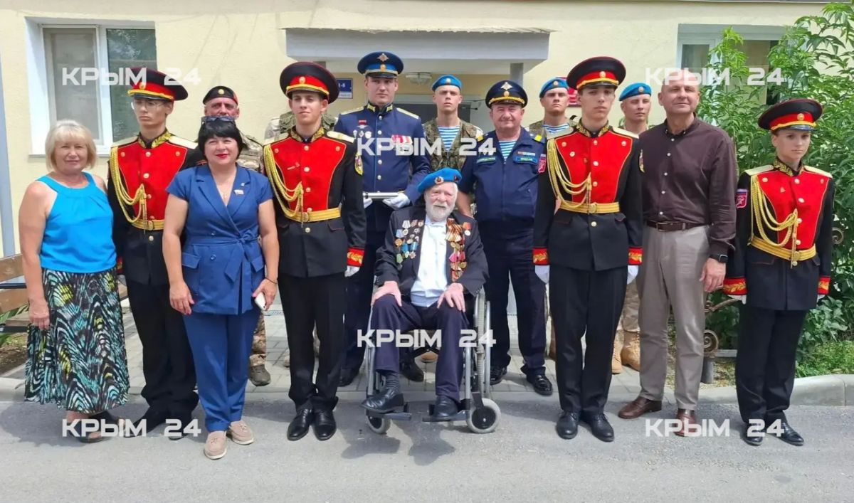 Ветеран из Крыма подписал послание для капсулы времени в Рязанское училище ВДВ Ветеран из Крыма подписал послание для капсулы времени в Рязанское училище ВДВ
