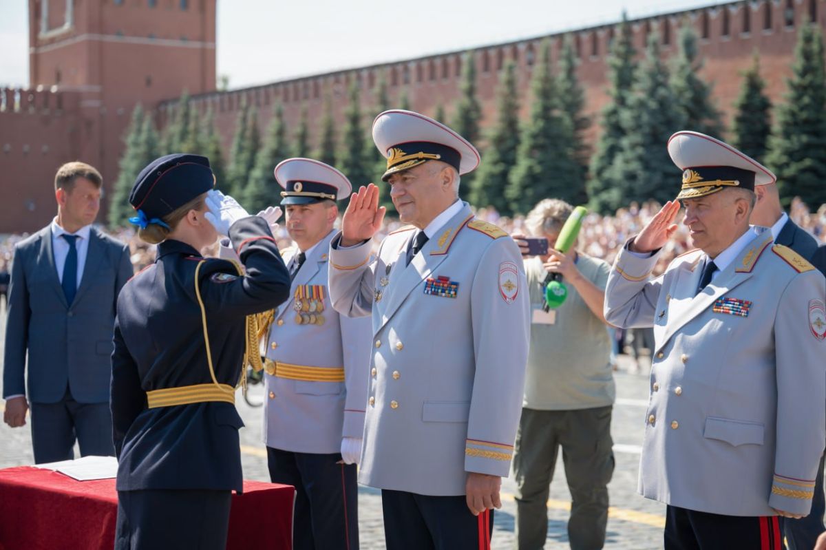 Фоторепортаж с Красной площади, где сегодня состоялась торжественная церемония вручения дипломов о высшем образовании и нагрудных знаков выпускникам Московского университета МВД России имени В.Я. Кикотя Фоторепортаж с Красной площади, где сегодня состоялась торжественная церемония вручения дипломов о высшем образовании и нагрудных знаков выпускникам Московского университета МВД России имени В.Я. Кикотя