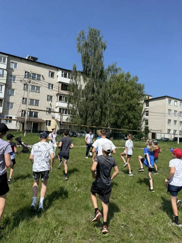 «Зарядка со стражем порядка» в Спас-Клепиках: спорт, ЗОЖ и доверительный диалог с полицейскими «Зарядка со стражем порядка» в Спас-Клепиках: спорт, ЗОЖ и доверительный диалог с полицейскими