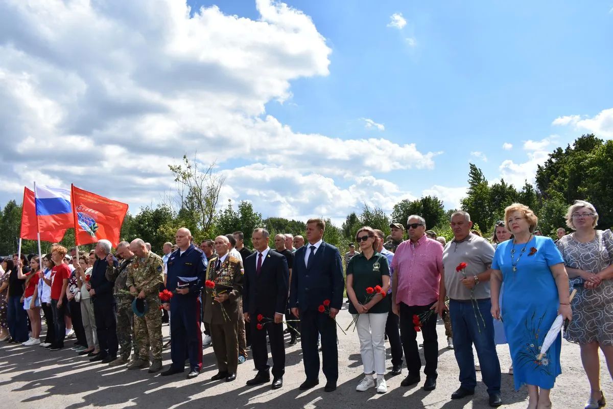 В Ряжске на кладбище на улице Серебрякова прошел митинг, посвященный открытию мемориала участникам СВО В Ряжске на кладбище на улице Серебрякова прошел митинг, посвященный открытию мемориала участникам СВО