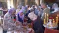 Православные верующие освящают мёд на Медовый Спас
