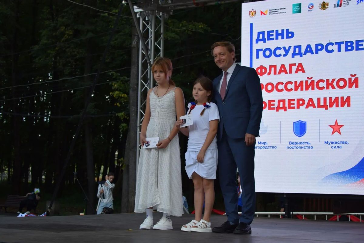 В Лесопарке прошло праздничное мероприятие ко Дню государственного флага РФ В Лесопарке прошло праздничное мероприятие ко Дню государственного флага РФ