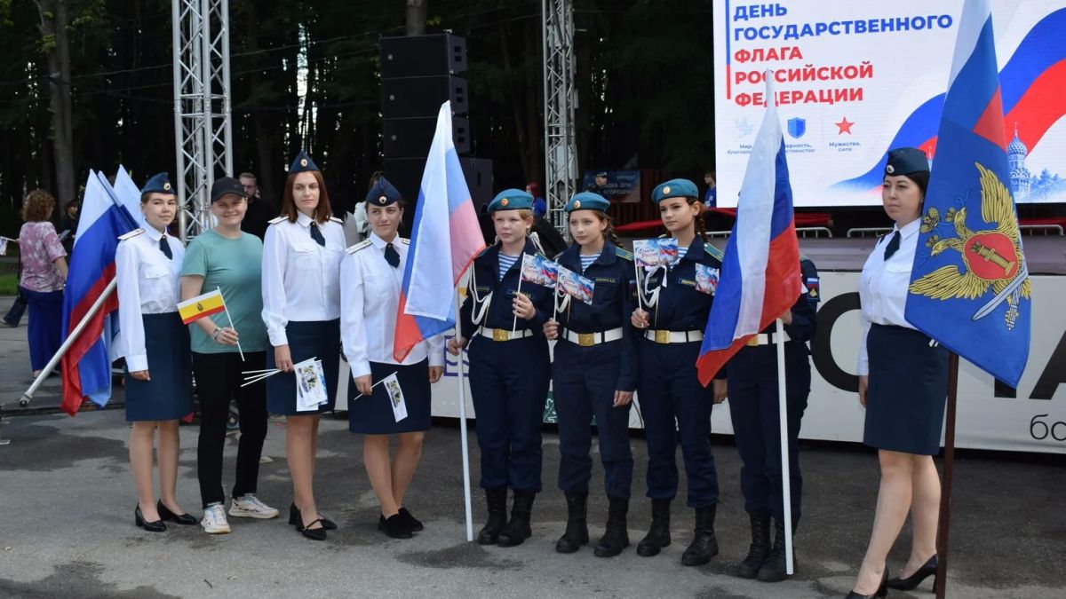 В Лесопарке прошло праздничное мероприятие ко Дню государственного флага РФ В Лесопарке прошло праздничное мероприятие ко Дню государственного флага РФ