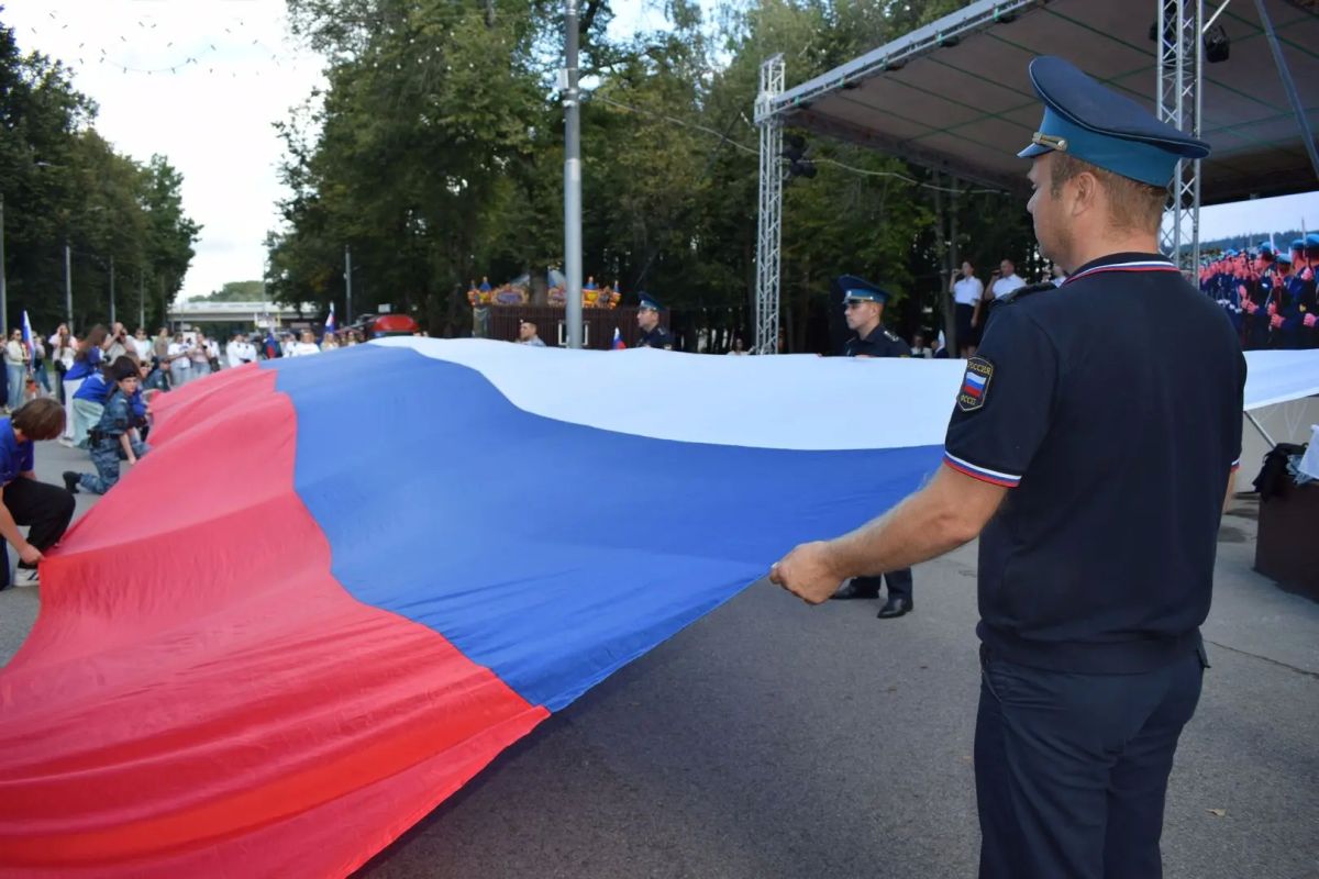 В Лесопарке прошло праздничное мероприятие ко Дню государственного флага РФ В Лесопарке прошло праздничное мероприятие ко Дню государственного флага РФ