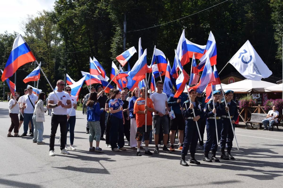 В Лесопарке прошло праздничное мероприятие ко Дню государственного флага РФ В Лесопарке прошло праздничное мероприятие ко Дню государственного флага РФ