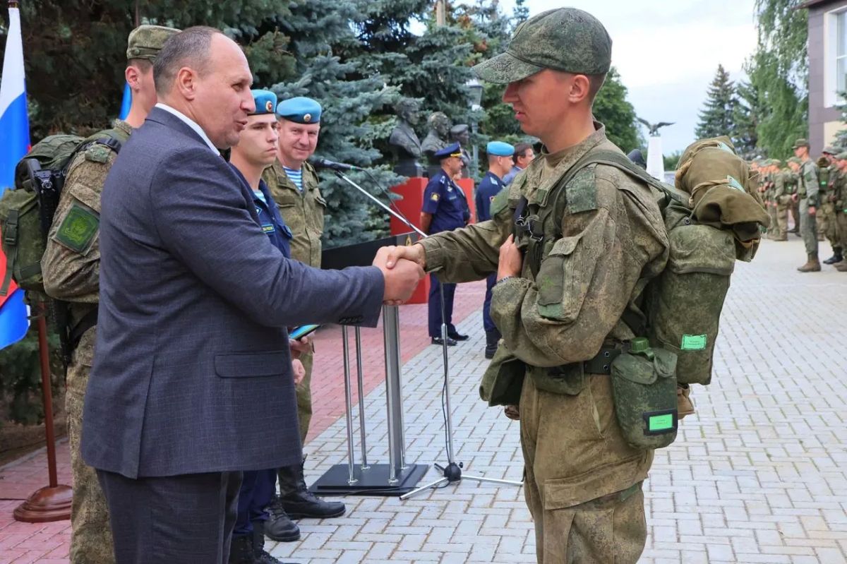 Первокурсникам РГВВДКУ имени генерала армии В.Ф. Маргелова вручили курсантские погоны Первокурсникам РГВВДКУ имени генерала армии В.Ф. Маргелова вручили курсантские погоны