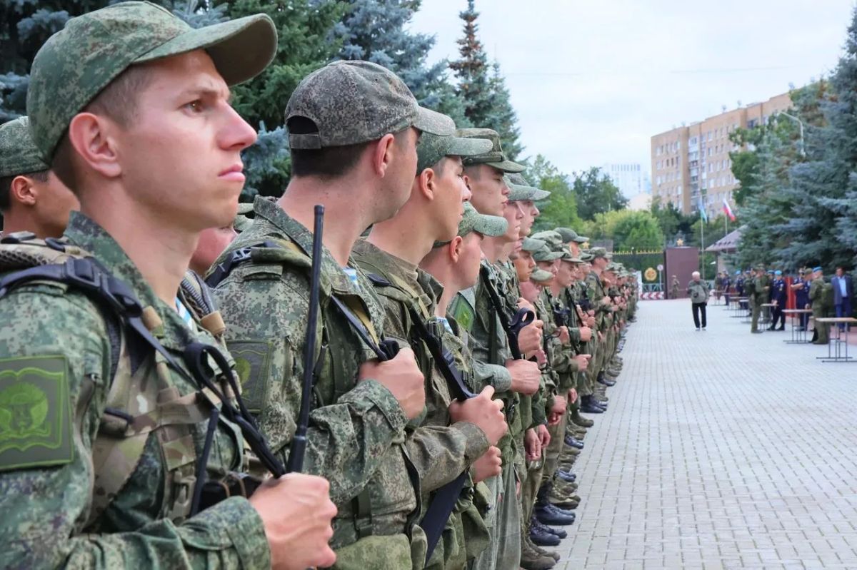 Первокурсникам РГВВДКУ имени генерала армии В.Ф. Маргелова вручили курсантские погоны Первокурсникам РГВВДКУ имени генерала армии В.Ф. Маргелова вручили курсантские погоны