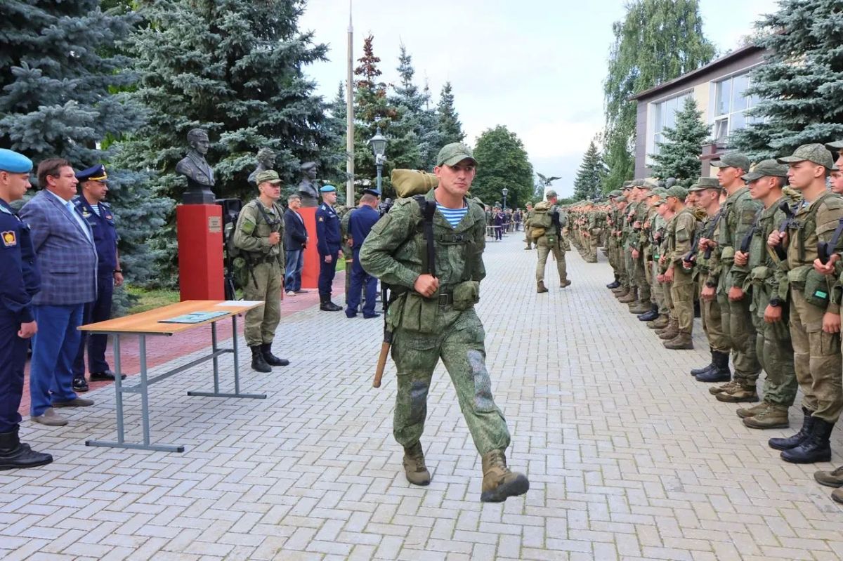 Первокурсникам РГВВДКУ имени генерала армии В.Ф. Маргелова вручили курсантские погоны Первокурсникам РГВВДКУ имени генерала армии В.Ф. Маргелова вручили курсантские погоны