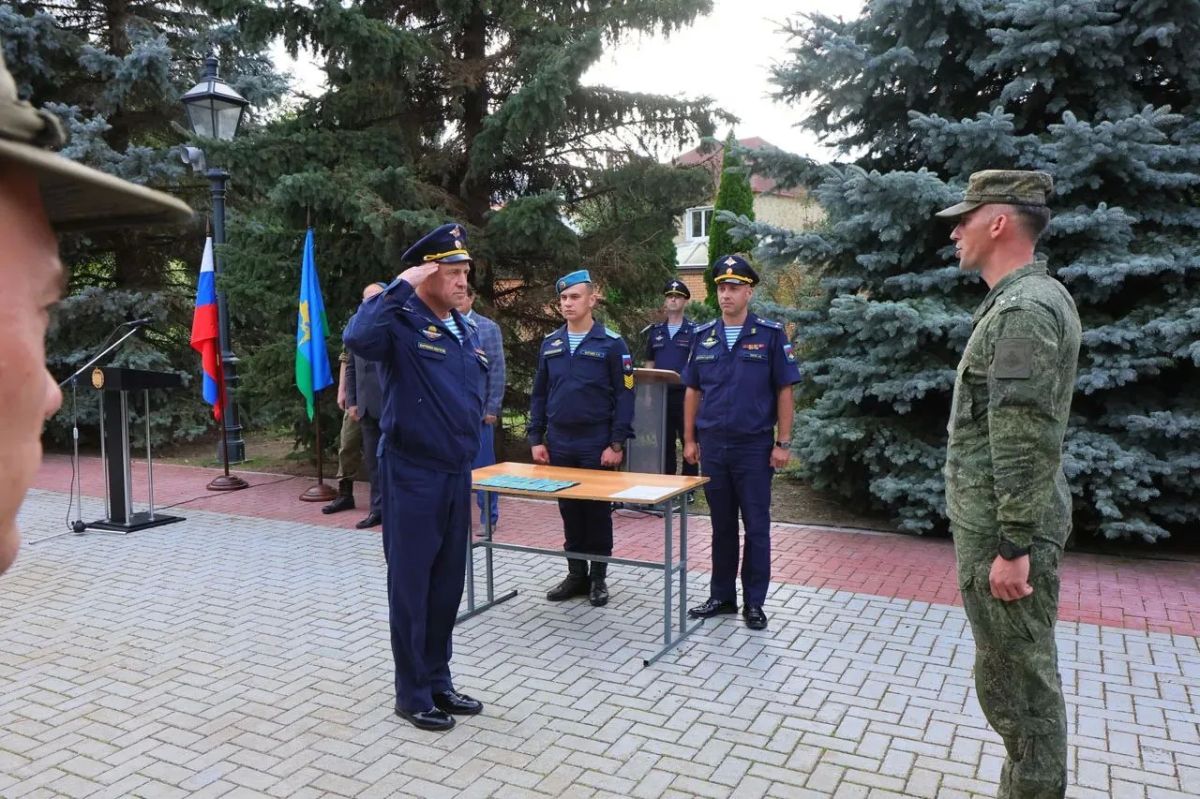 Первокурсникам РГВВДКУ имени генерала армии В.Ф. Маргелова вручили курсантские погоны Первокурсникам РГВВДКУ имени генерала армии В.Ф. Маргелова вручили курсантские погоны