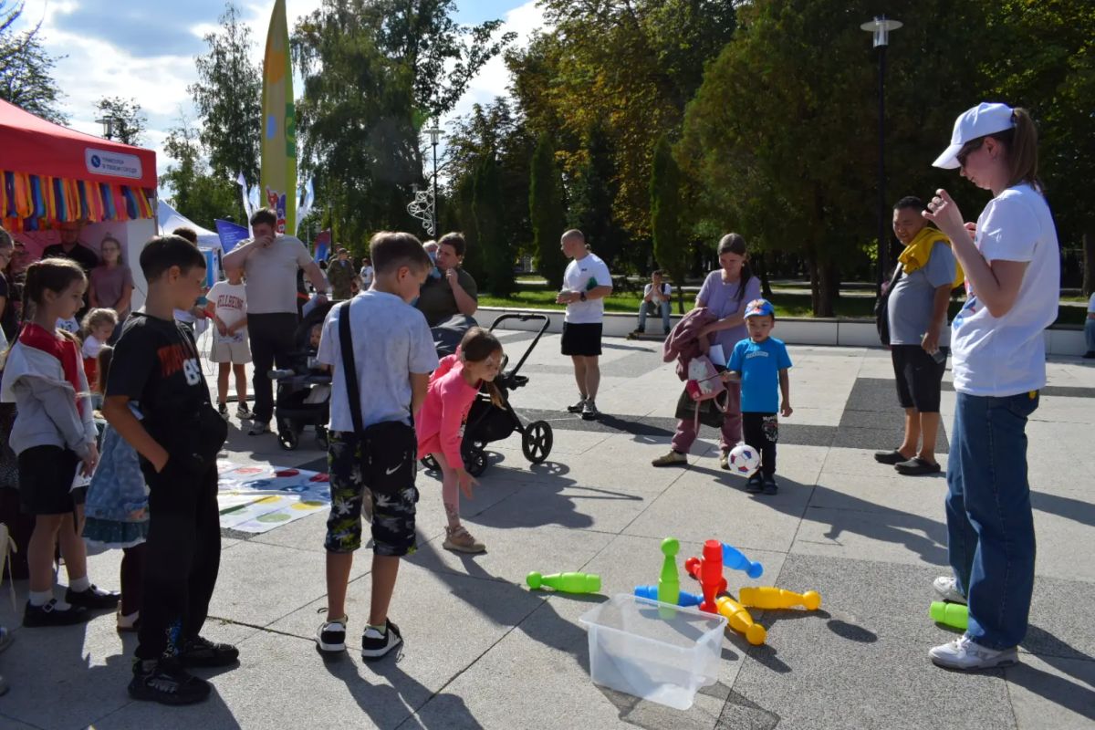 В верхнем городском саду проходит семейный фестиваль «Голоса улиц» В верхнем городском саду проходит семейный фестиваль «Голоса улиц»