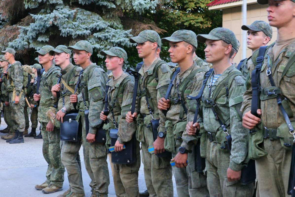 Курсантам рязанского училища ВДВ вручили первые погоны