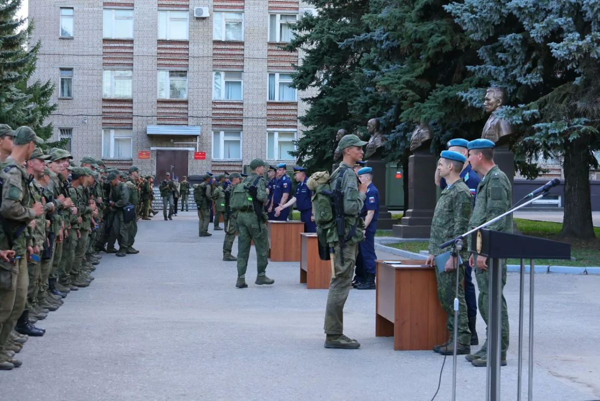 В РГВВДКУ имени генерала армии В.Ф. Маргелова прошла торжественная церемония вручения курсантских погон первокурсникам В РГВВДКУ имени генерала армии В.Ф. Маргелова прошла торжественная церемония вручения курсантских погон первокурсникам