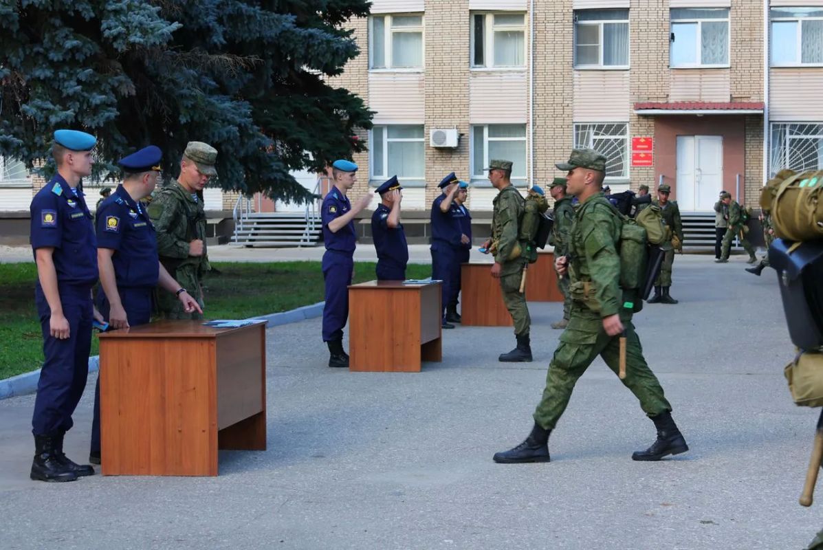 В РГВВДКУ имени генерала армии В.Ф. Маргелова прошла торжественная церемония вручения курсантских погон первокурсникам В РГВВДКУ имени генерала армии В.Ф. Маргелова прошла торжественная церемония вручения курсантских погон первокурсникам
