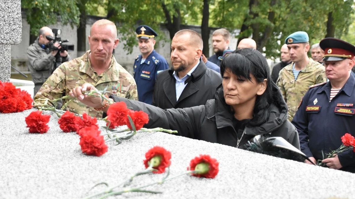 На Ленинградском кладбище в Рязани прошла церемония возложения цветов На Ленинградском кладбище в Рязани прошла церемония возложения цветов