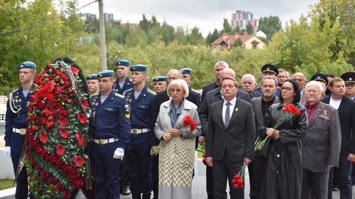 На Ленинградском кладбище в Рязани прошла церемония возложения цветов На Ленинградском кладбище в Рязани прошла церемония возложения цветов