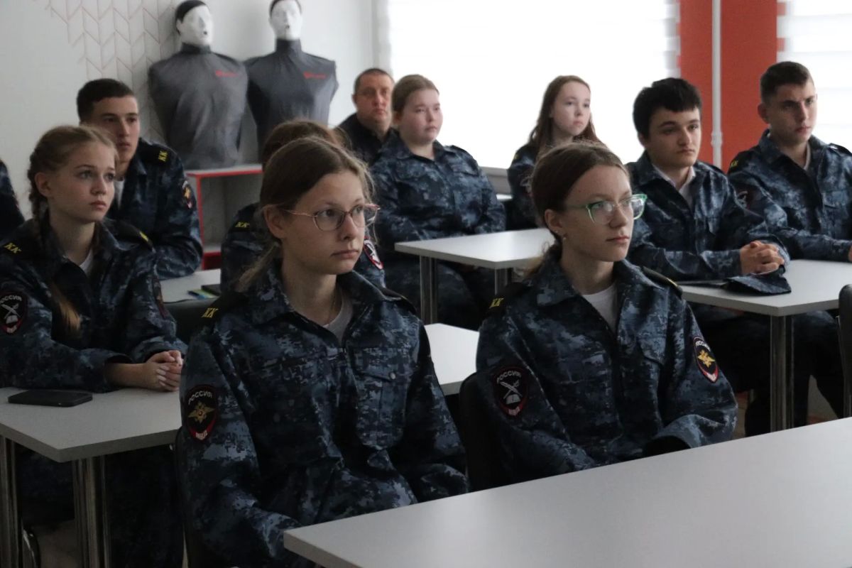 Для кадетов первого в Рязанской области полицейского класса сотрудники Госавтоинспекции провели в новом учебном году урок дорожной безопасности Для кадетов первого в Рязанской области полицейского класса сотрудники Госавтоинспекции провели в новом учебном году урок дорожной безопасности