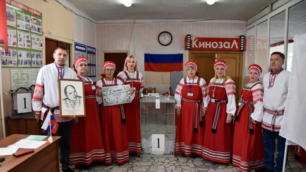 На избирательном участке № 577 в Сасвое избирателей встречают в русских народных костюмах На избирательном участке № 577 в Сасвое избирателей встречают в русских народных костюмах