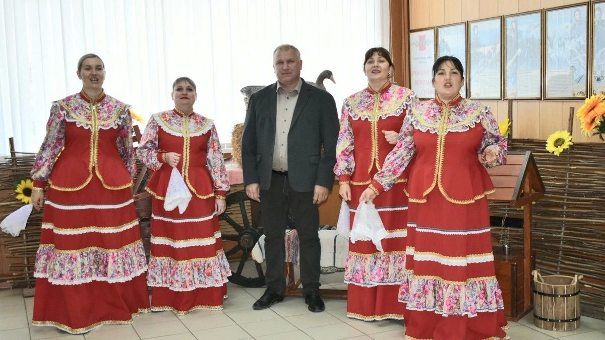 Избирательный участок № 784, расположенный в Казачьем центре в Шацке, в первый день стал не только местом для голосования, но и площадкой для праздничного концерта «В гостях у казачек» Избирательный участок № 784, расположенный в Казачьем центре в Шацке, в первый день стал не только местом для голосования, но и площадкой для праздничного концерта «В гостях у казачек»