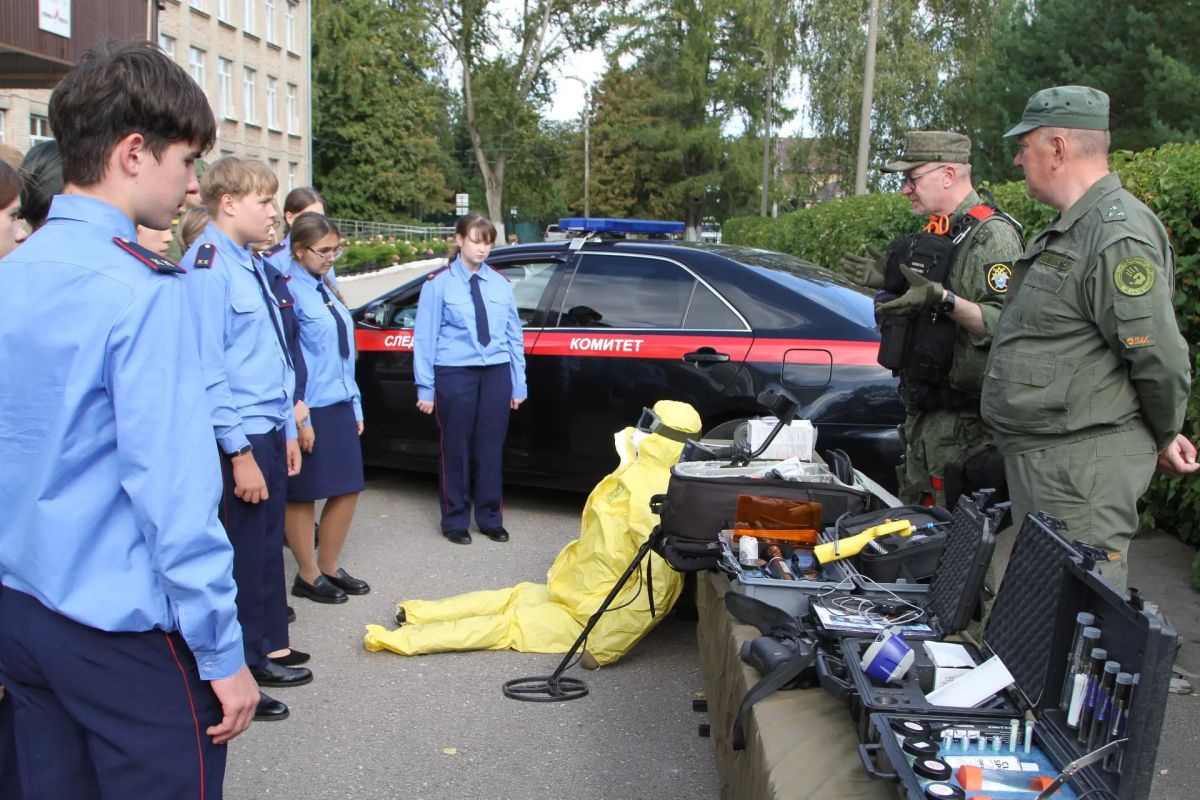 Рязанские следователи-криминалисты организовали для школьников выставку криминалистической техники Рязанские следователи-криминалисты организовали для школьников выставку криминалистической техники