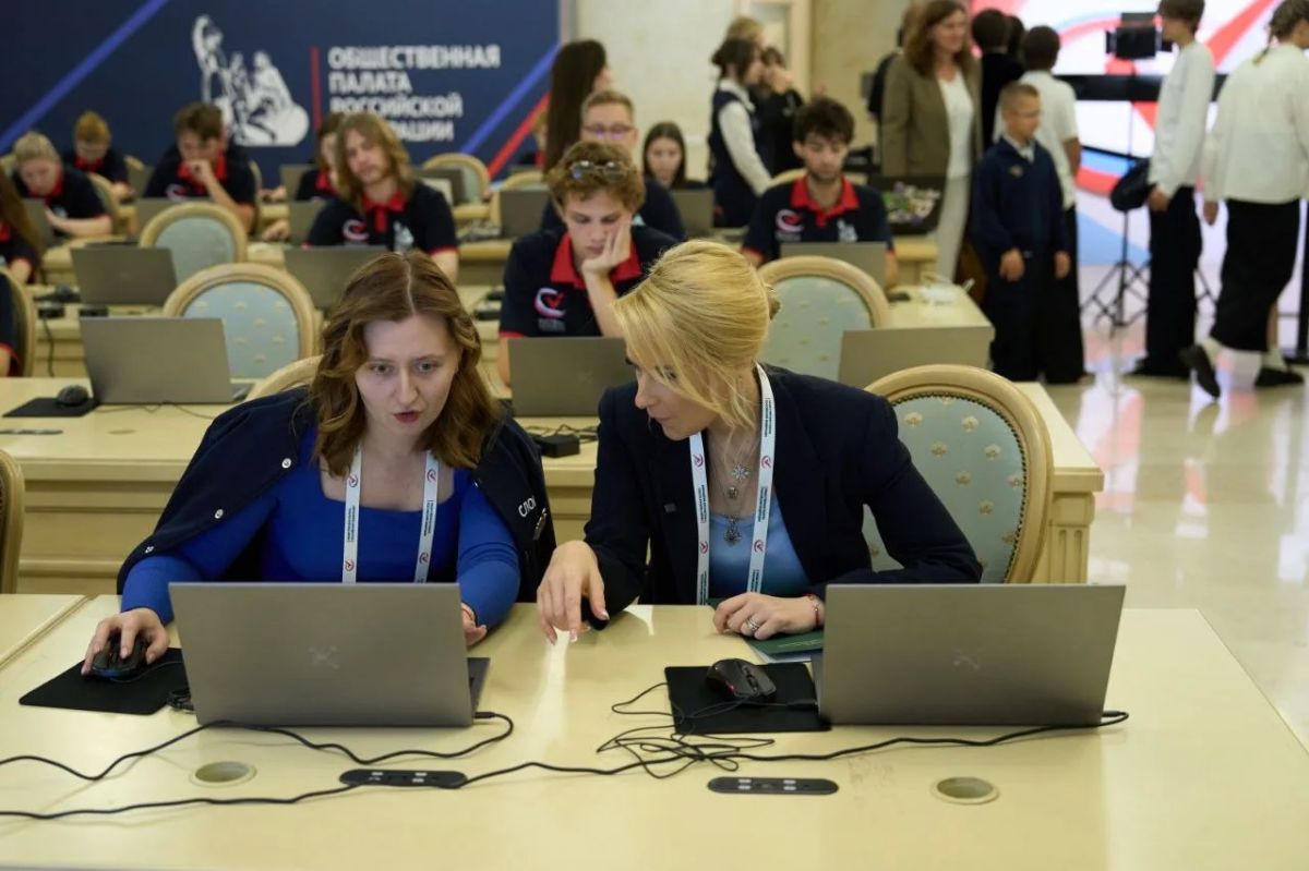 Яна Лантратова: Ознакомилась с работой Ситуационного центра Общественной палаты РФ по наблюдению за голосованием Яна Лантратова: Ознакомилась с работой Ситуационного центра Общественной палаты РФ по наблюдению за голосованием