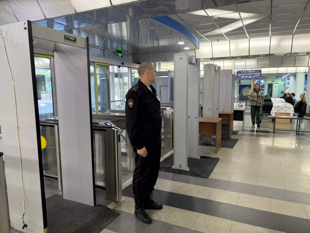 Сотрудники полиции обеспечили в Рязанской области охрану общественного порядка и безопасность в Единый день голосования Сотрудники полиции обеспечили в Рязанской области охрану общественного порядка и безопасность в Единый день голосования