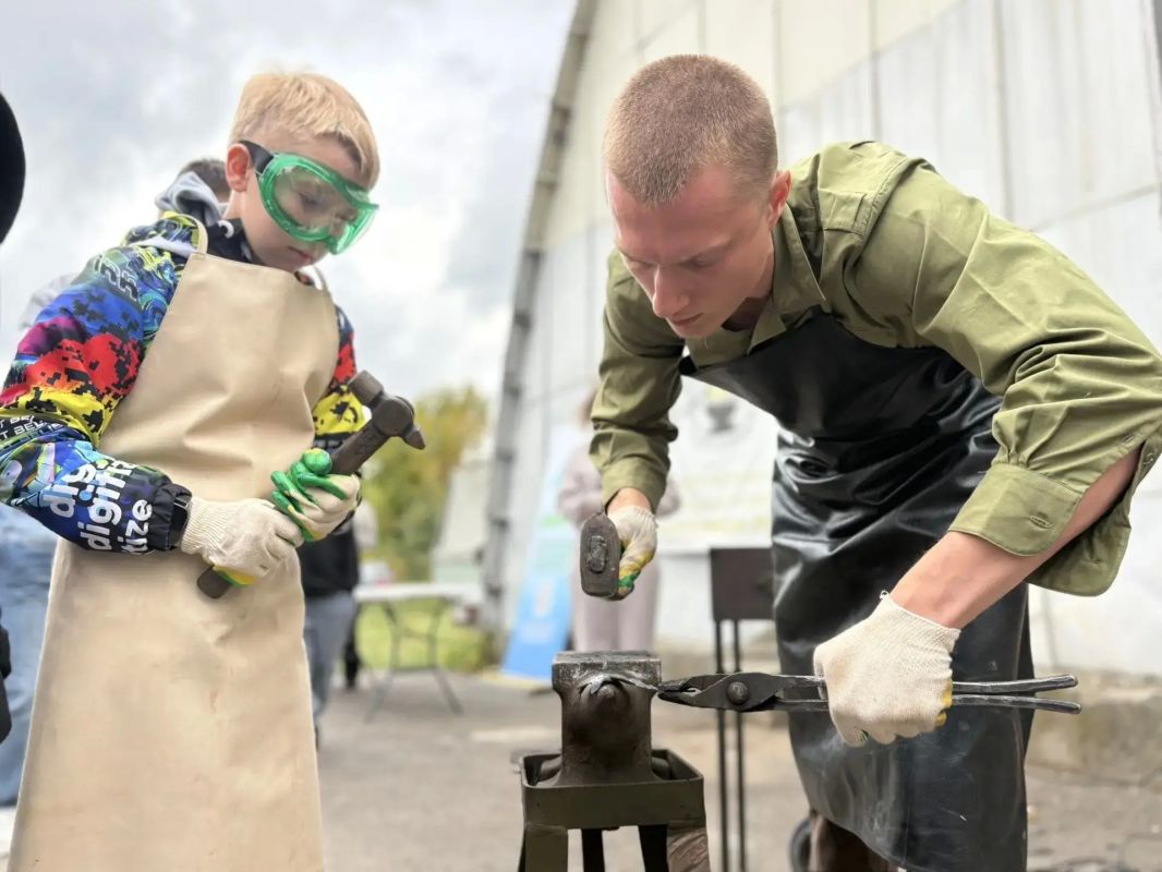 В Рязани открыли новый мурал и продолжили создание арт-объекта «Железный дуб» В Рязани открыли новый мурал и продолжили создание арт-объекта «Железный дуб»