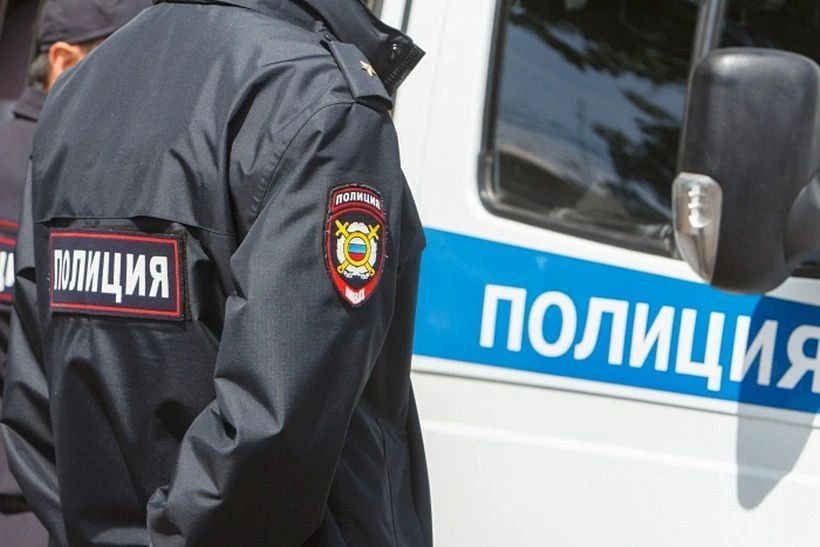 Полицейские по горячим следам раскрыли кражу смартфона из магазина в поселке Шилово