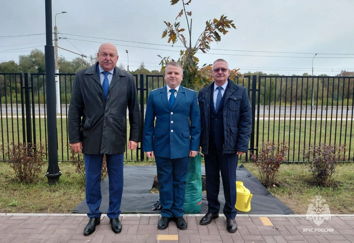 Начальник Главного управления МЧС России по Рязанской области Алексей Жуков принял участие в месячнике по озеленению муниципалитетов Начальник Главного управления МЧС России по Рязанской области Алексей Жуков принял участие в месячнике по озеленению муниципалитетов
