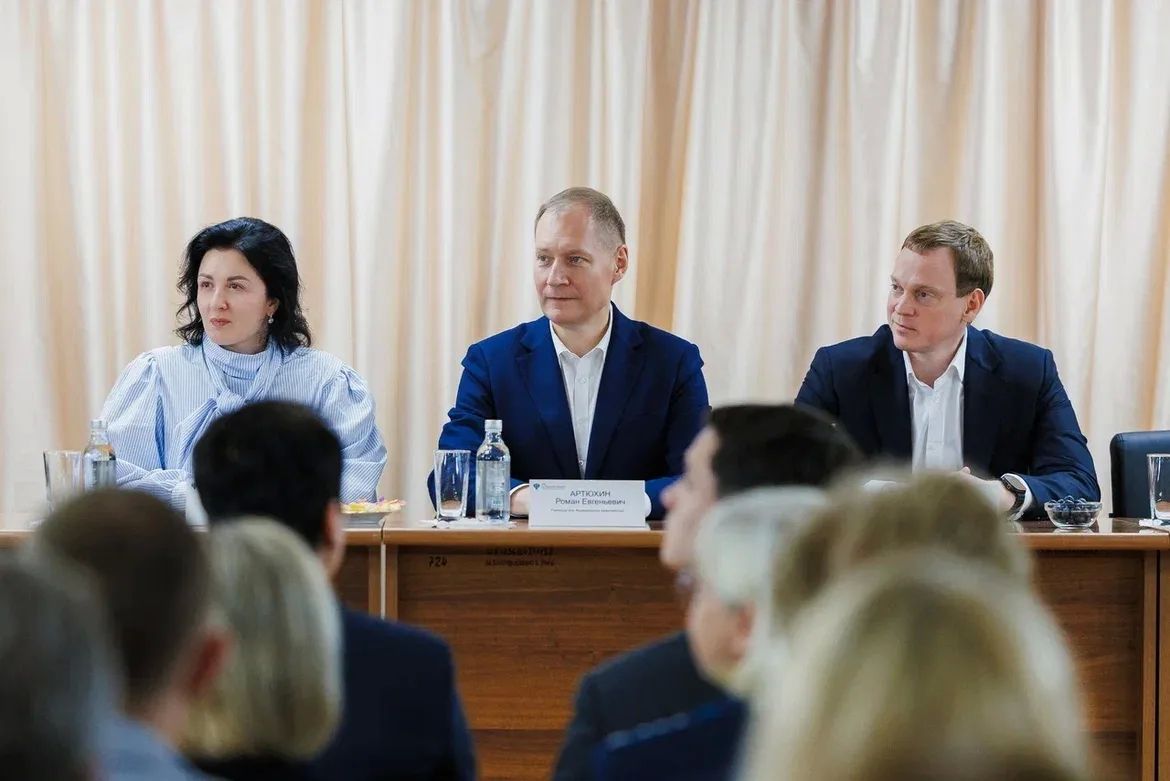 Руководитель Федерального казначейства Роман Артюхин вместе с Губернатором Рязанской области Павлом Малковым встретились с коллективом местного УФК Руководитель Федерального казначейства Роман Артюхин вместе с Губернатором Рязанской области Павлом Малковым встретились с коллективом местного УФК
