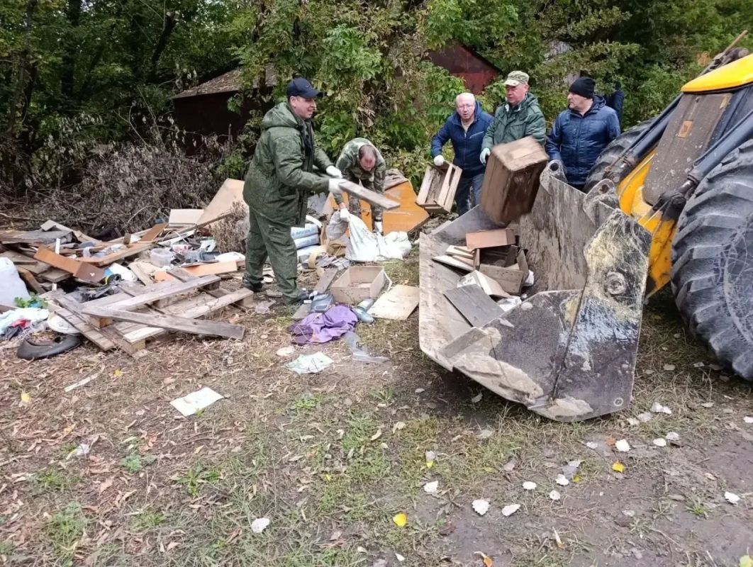 В областном центре состоялся первый осенний общегородской субботник В областном центре состоялся первый осенний общегородской субботник