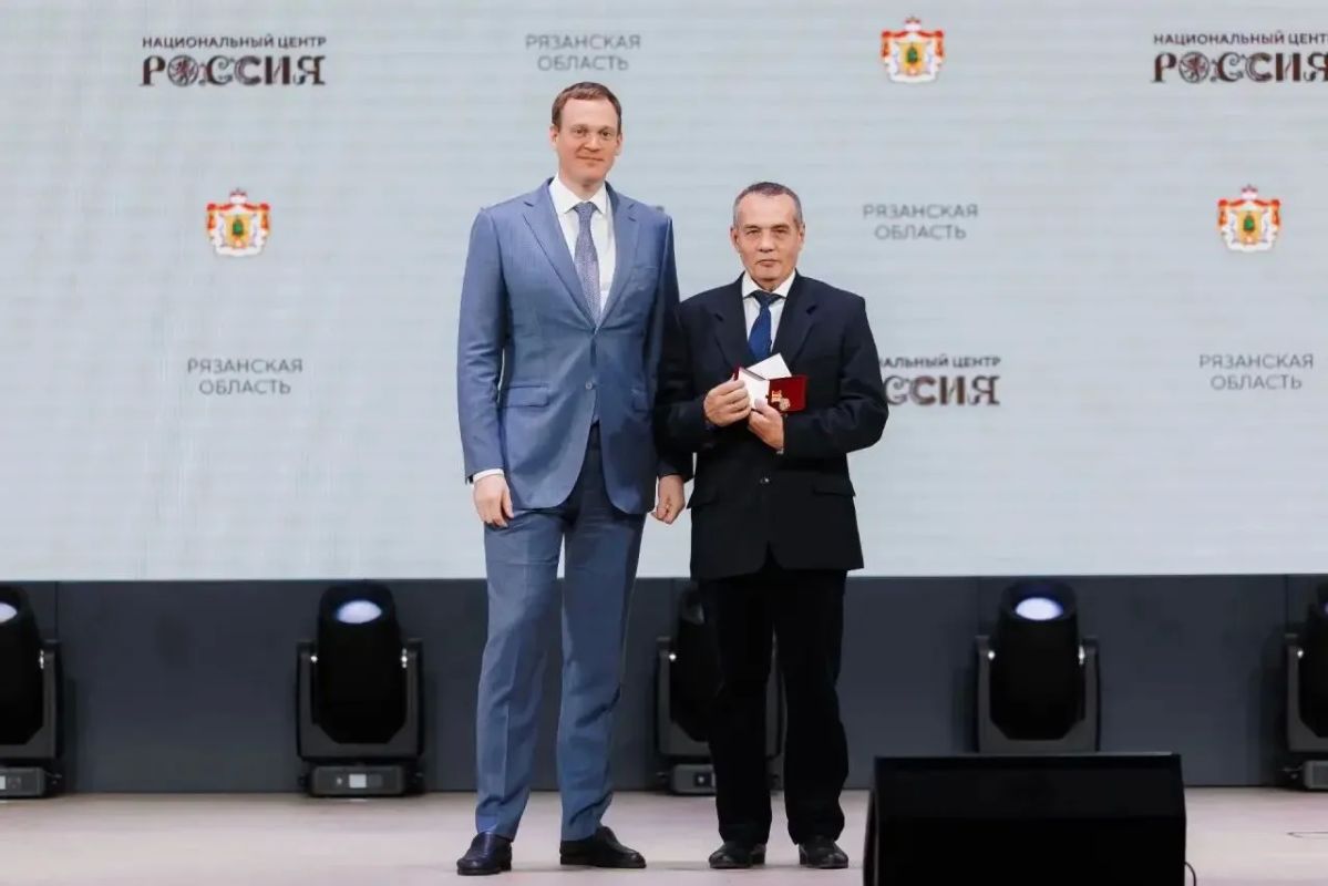 Павел Малков: Отметили наградами лучших педагогов региона Павел Малков: Отметили наградами лучших педагогов региона