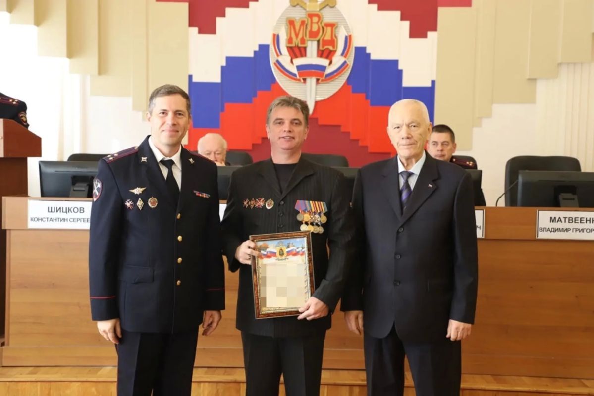 Руководители УМВД России по Рязанской области поздравили сотрудников штабных подразделений с профессиональным праздником Руководители УМВД России по Рязанской области поздравили сотрудников штабных подразделений с профессиональным праздником