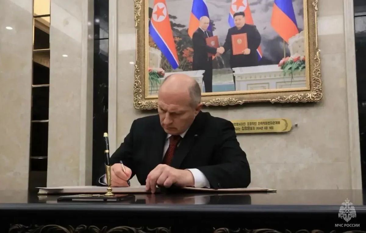 Глава МЧС России Александр Куренков почтил память героев Корейской Народной Армии в музее Пхеньяна