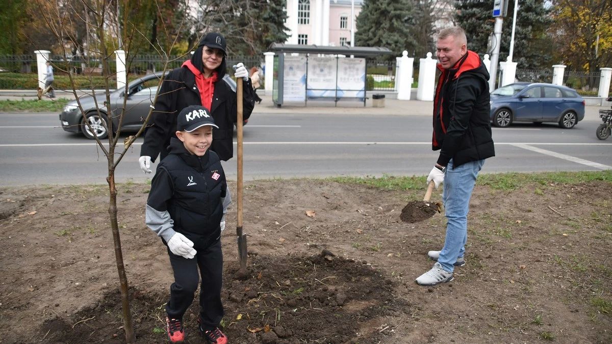 В субботу, 17 октября, губернатор Павел Малков участвовал в работах по озеленению улицы Есенина В субботу, 17 октября, губернатор Павел Малков участвовал в работах по озеленению улицы Есенина