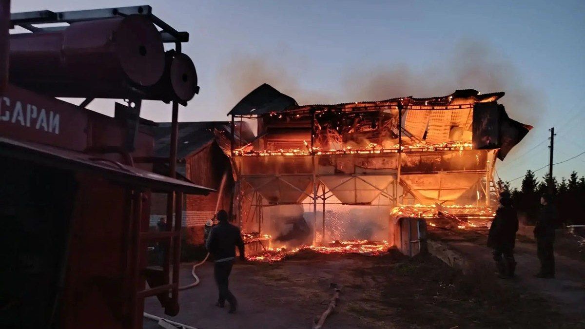 Пожарные ПСЧ № 37 тушили механизированный ток в селе Старобокино, принадлежащий ООО «Восход»