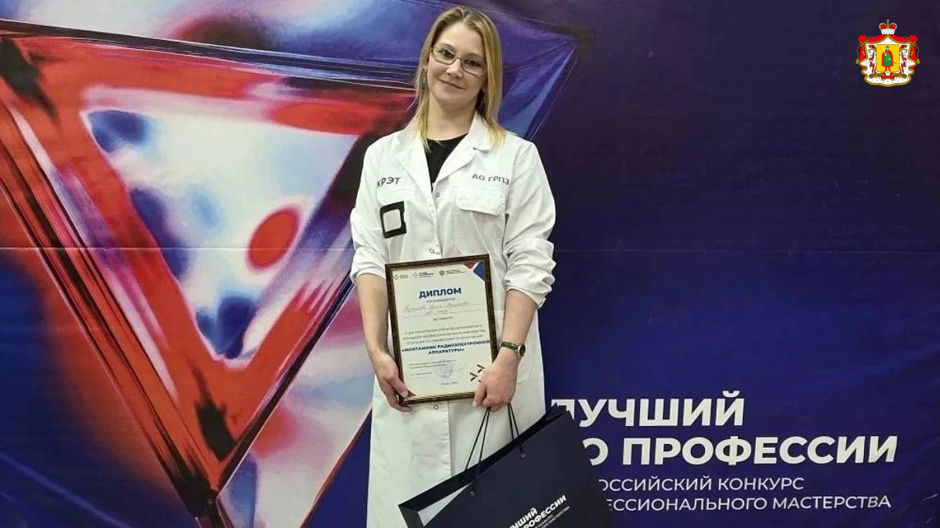 Сотрудница Рязанского приборного завода Ирина Кутинова борется за звание лучшего в стране монтажника радиоэлектронной аппаратуры