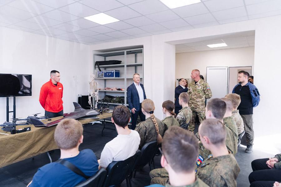 Аркадий Фомин познакомился с тем, как в Центре «Гранит» организовано обучение пилотированию БПЛА